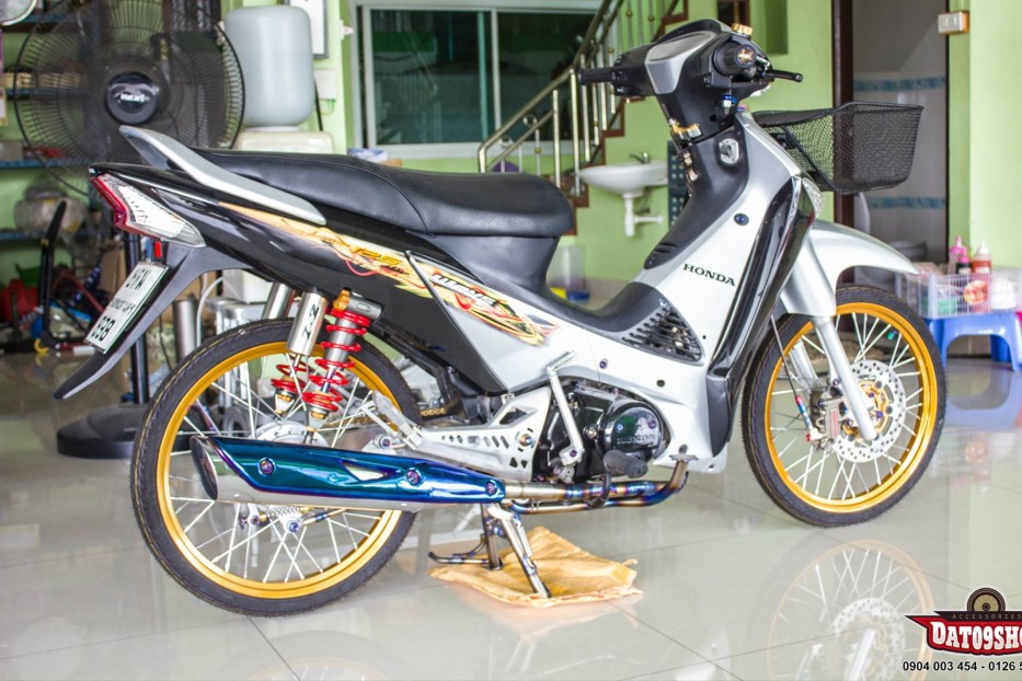 Từng là dòng xe côn tự động ăn khách của Honda, chiếc "xế nổ"  Honda Wave 125 đời 2010 vẫn được khá nhiều người tin dùng bởi thiết kế nhỏ gọn, cứng cáp cùng khối động cơ 125 phân khối mạnh mẽ. 